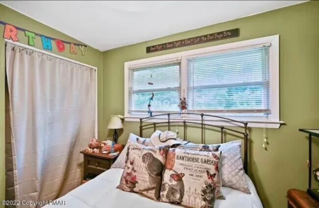 Building Photo - 400 Hemlock Dr