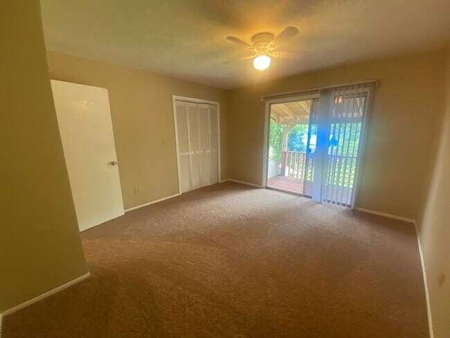 Building Photo - Large Townhome w/Master Balcony, Convenien...