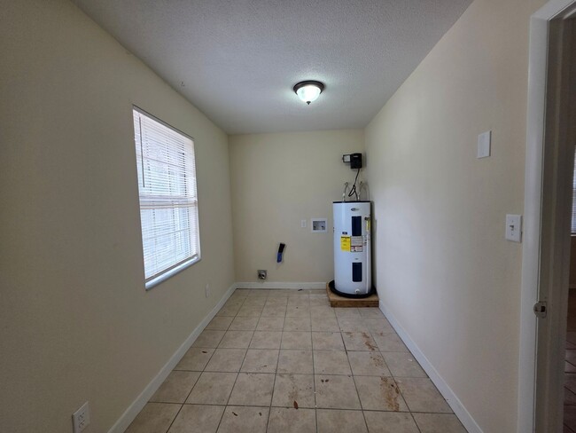 Building Photo - 5BR/2BA home with large family room