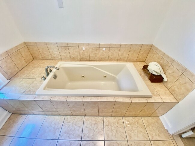 Building Photo - SPACIOUS 4 BED/2 BATH HOUSE-Luxury Vinyl F...