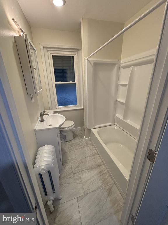 Building Photo - 122 Sharon Ave