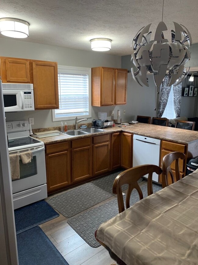 Building Photo - Gorgeous 2 Story, 3 bd/2.5 ba Townhome With Ample Space