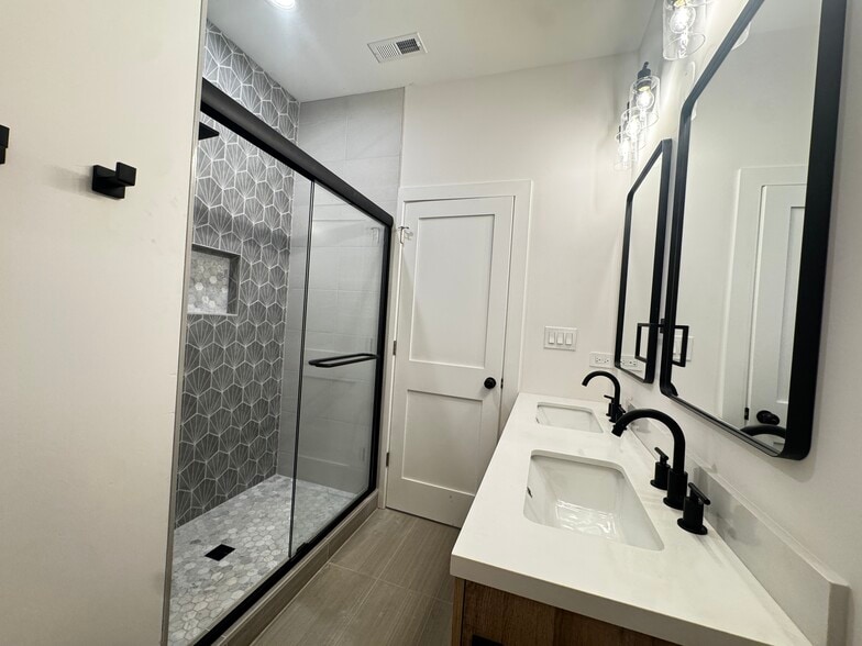 Building Photo - 2425 W Cortez St