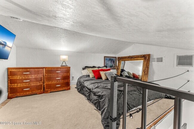 Building Photo - 1557 Hillcrest Dr