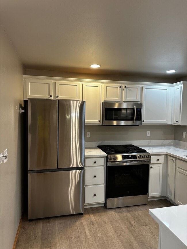 Building Photo - Updated 3 beds/ 2 bath townhome for rent!