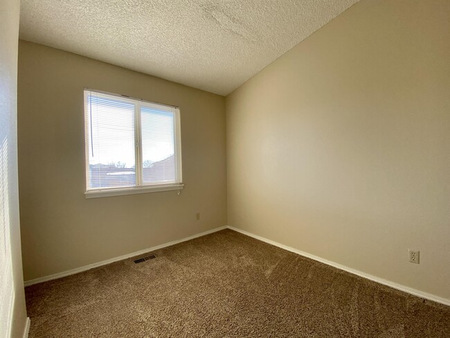 Building Photo - 521 Comanche Village Dr