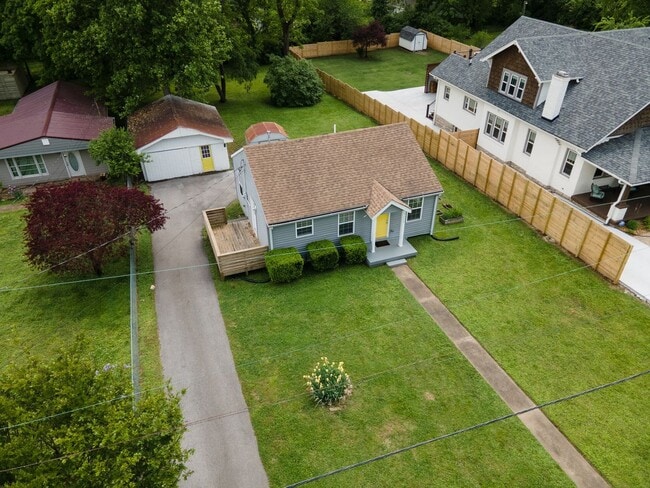 Building Photo - LOOK NO FURTHER THAN THIS INGLEWOOD CHARMER!