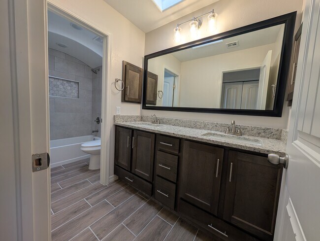 Building Photo - 517 La Entrada Cir