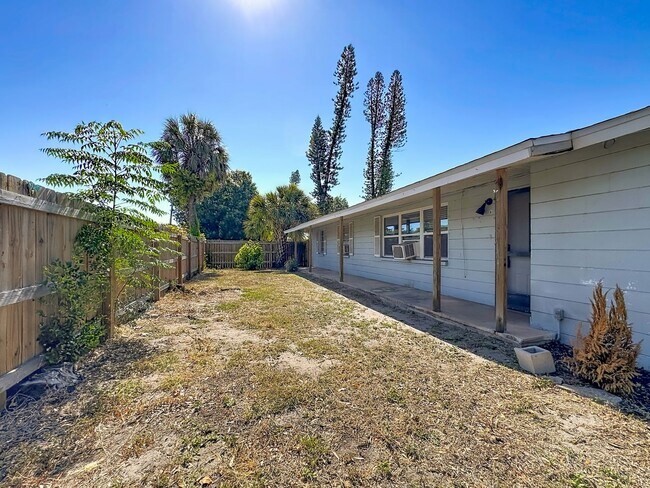 Building Photo - 702 21st Ave W