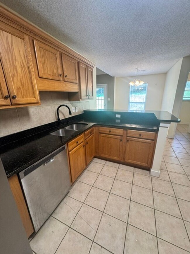 Building Photo - Spacious 4 Bedroom in South Crestview!
