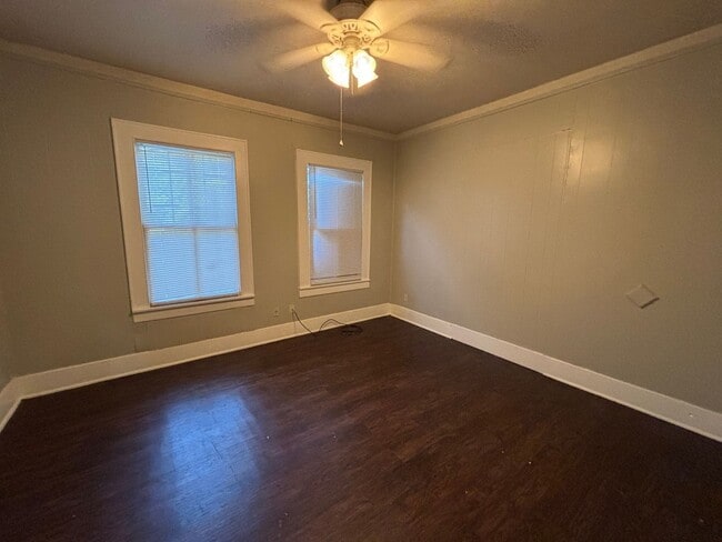 Building Photo - Cute 1 bedroom 1 bath duplex