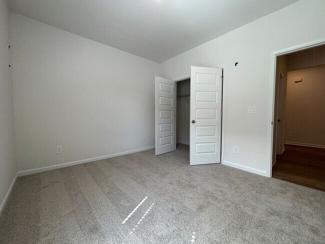 Building Photo - MOVE IN SPECIAL