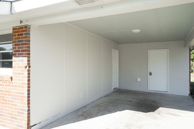 Building Photo - 3321 Young Forest Dr