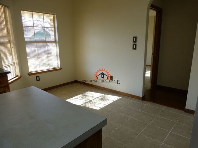 Building Photo - Spacious 4 bedroom 2 bath brick home