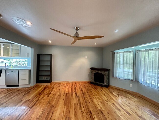 Building Photo - Fabulous 4 Bedroom 3 Bathroom Home with Pr...