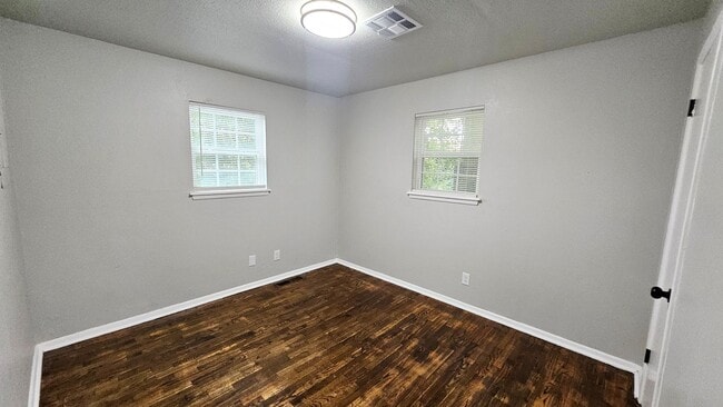 Building Photo - Beautifully Renovated 4 Bed