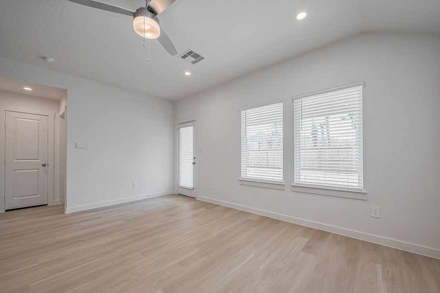 Living room with backyard access - 1535 Merulana Ln
