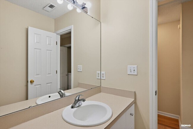 Building Photo - Charming 2BR Townhome in Raleigh Golf Community