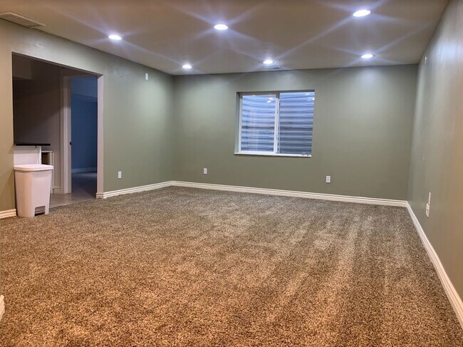 Living Room - 1370 E Old Maple Ct