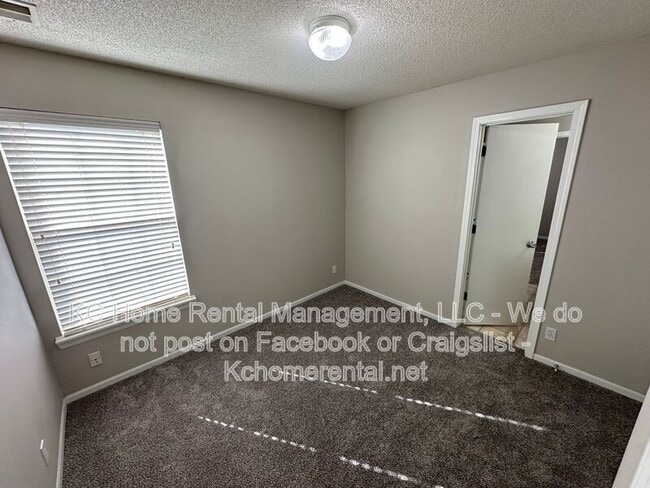 Building Photo - 8042 N Elmwood Ave