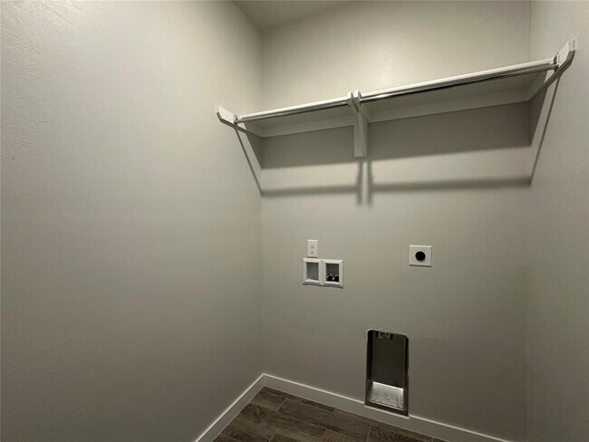 Building Photo - 17030 Oak Dr