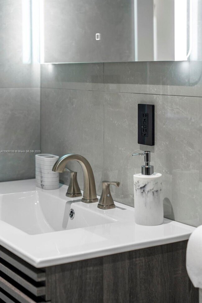 Building Photo - 1101 N 14th Ave