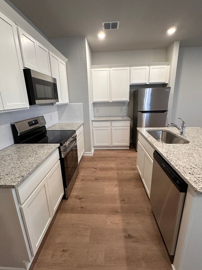 Building Photo - Gorgeous Luxury 3/2.5 Home