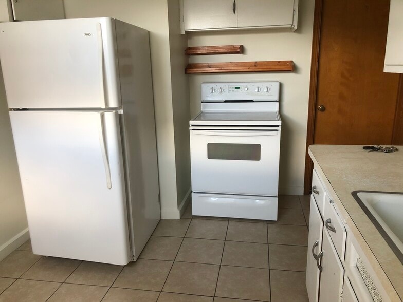 kitchen with appliances - 6601 Pearl Rd