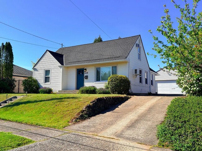 Building Photo - This spacious four-bedroom, two-bathroom