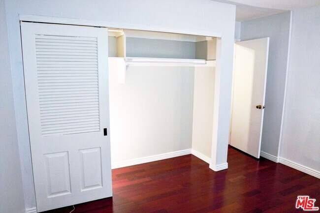 Building Photo - 2418 Graham Ave