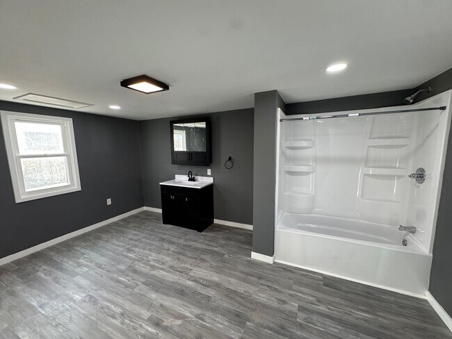 Building Photo - Updated 1-Bedroom Home with Garage!