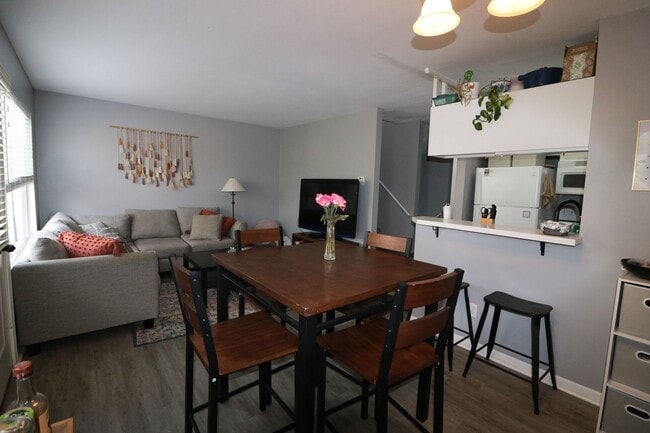 Building Photo - Awesome 4 bedroom duplex located in quite neighborhood