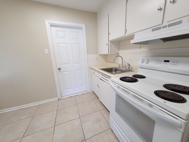 Building Photo - 5 Elegans Ave