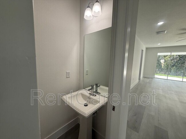 Building Photo - 10034 N Darwin Way