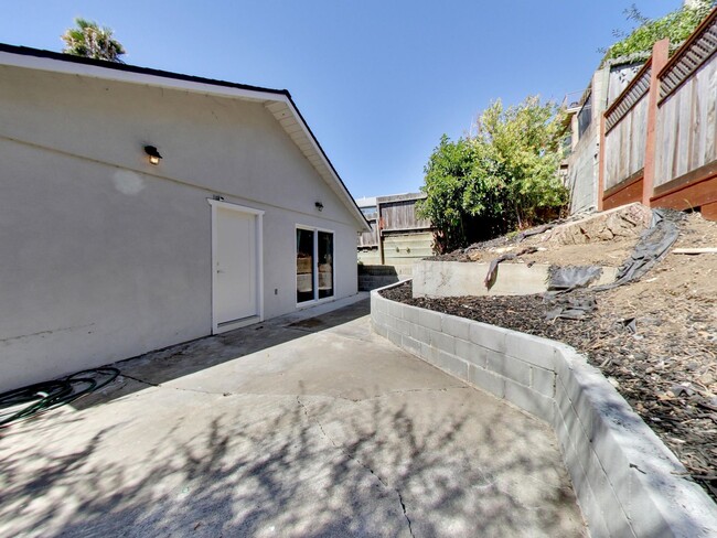Building Photo - Three Bedroom One Bathroom