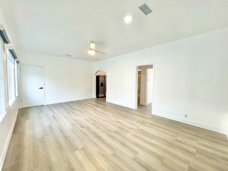 Building Photo - 1524 N Sycamore St