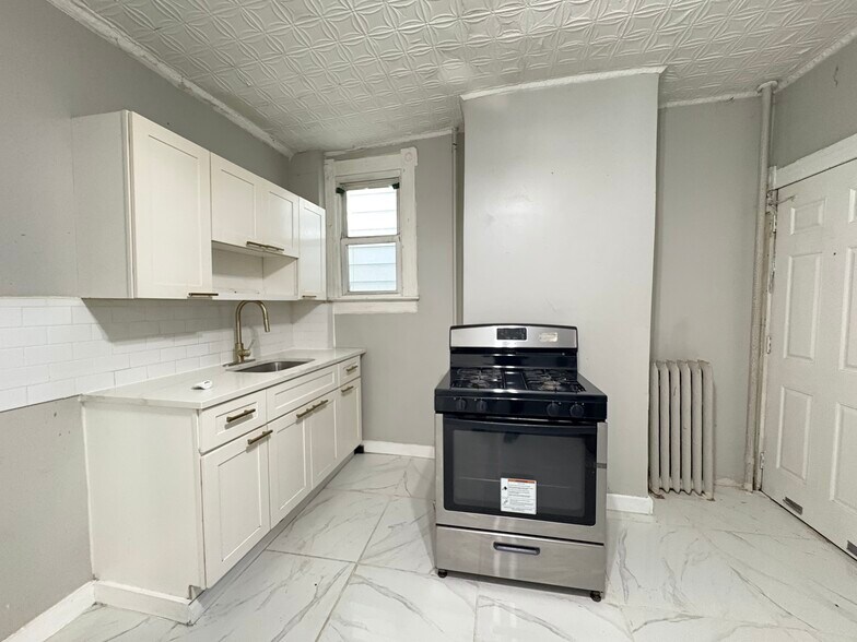Primary Photo - 721 Bergen St