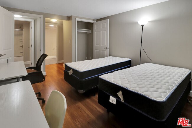 Building Photo - 10982 Roebling Ave