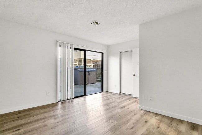 Building Photo - Great 3/2 in Crown Point!  Across from the street from bay access and available immediately!