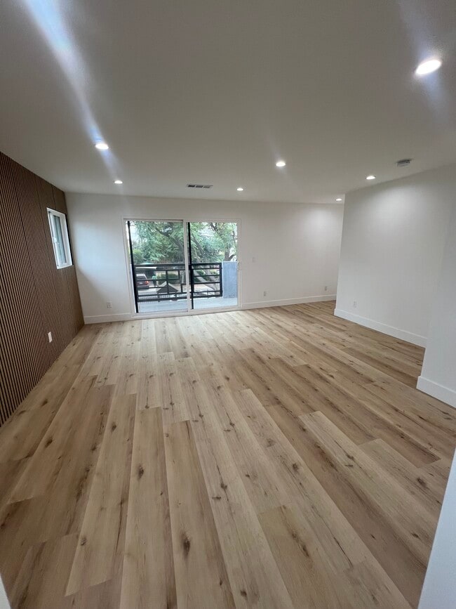 Building Photo - 13935 Valerio St