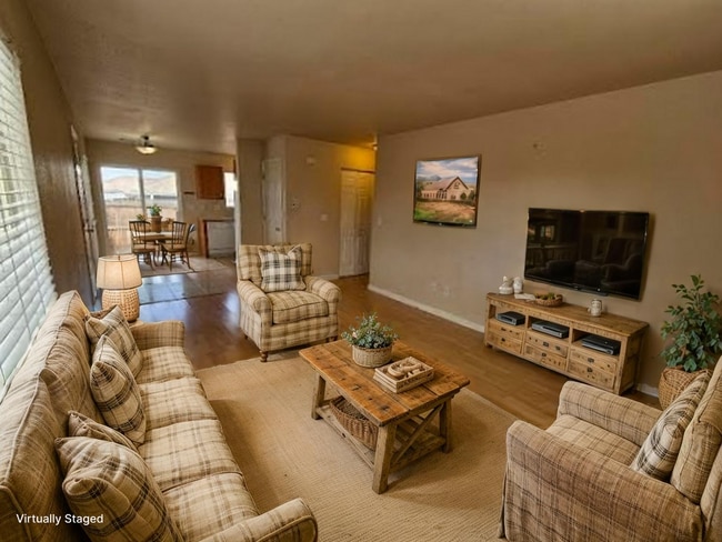 Building Photo - 3/2 Duplex with fenced yard and private courtyard