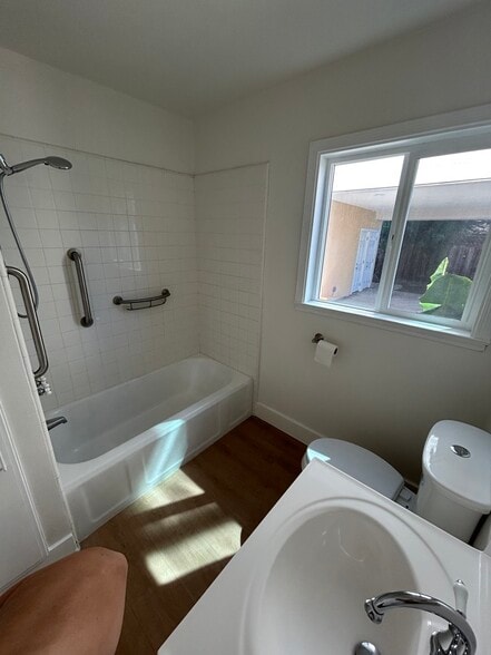 bathtub - 820 Jackson St