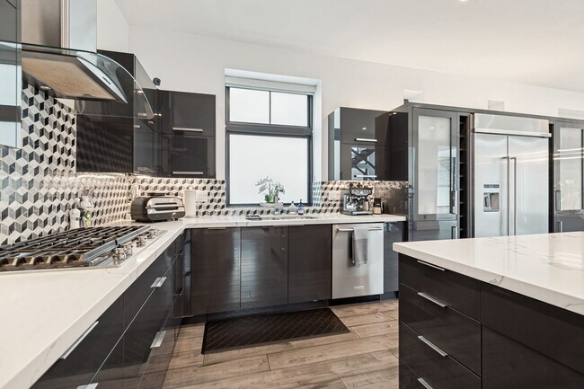 Building Photo - Fully Furnished Luxury Home In The Avenues