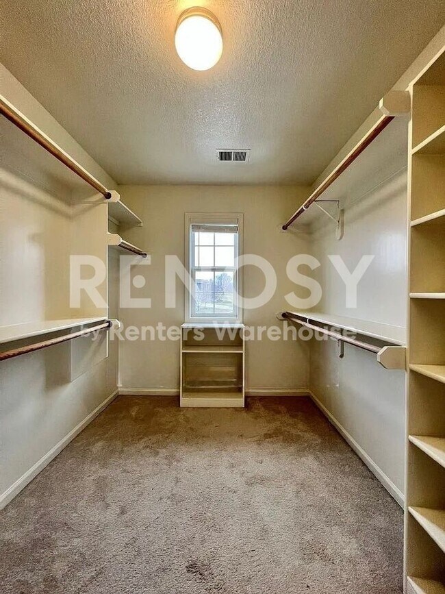 Building Photo - 5 Bedroom Home in Overland Park