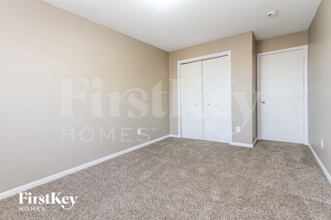 Building Photo - 1820 Long Lake Dr