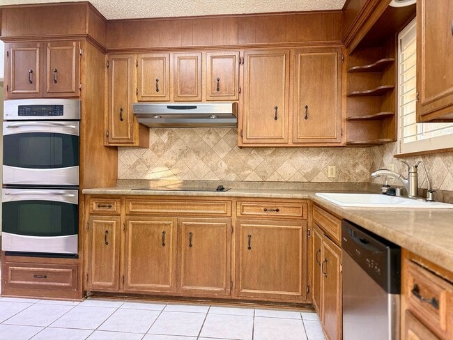 Building Photo - 2213 Culver Dr