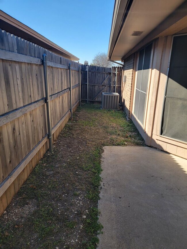 Building Photo - 6433-6435 Brookhaven Trail