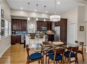 Building Photo - 185 York St