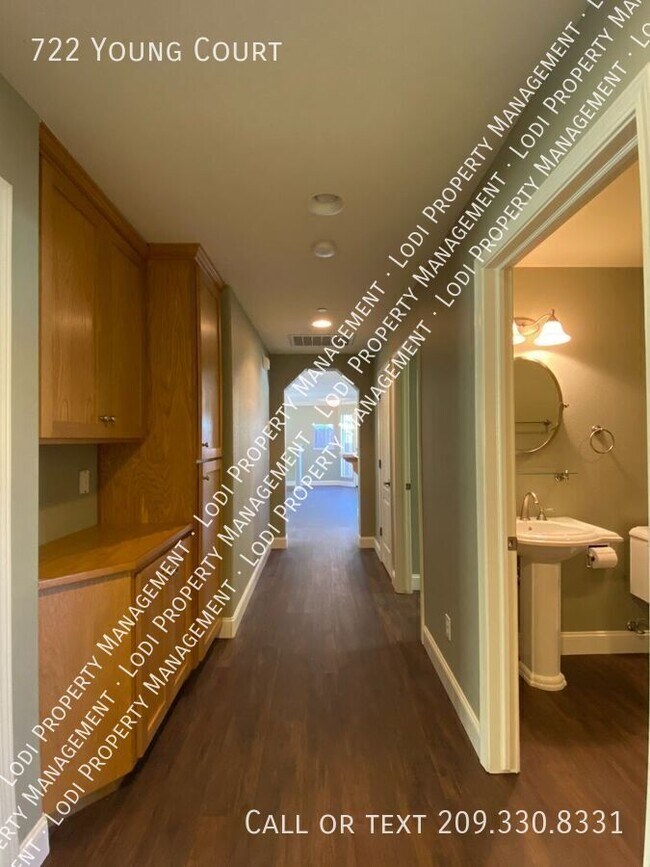 Building Photo - 722 Young Ct