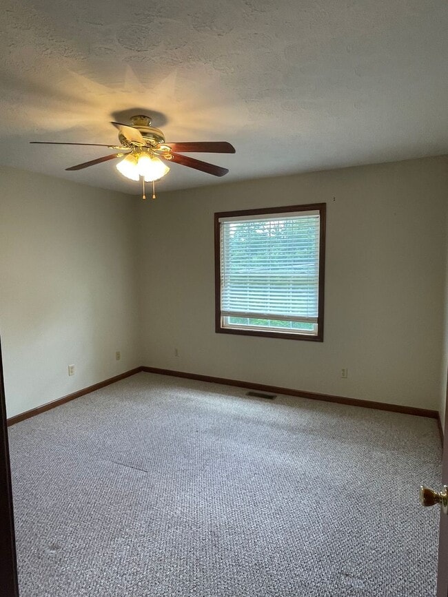 Building Photo - Three-Bedroom Two Bath Townhome in Charleston Cross Lanes Area